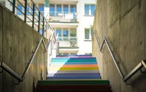 Kolorowe schody przy budynku ASP w Katowicach (14)