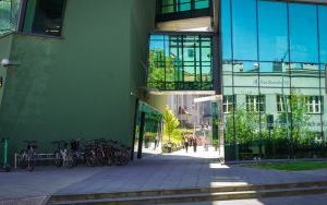 Kolorowe schody przy budynku ASP w Katowicach (1)