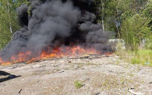 Pożar dzikiego wysypiska śmieci w Świętochłowicach (2)