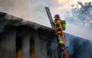 Pożar pustostanu w katowickim Wełnowcu (12)