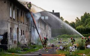Pożar pustostanu w katowickim Wełnowcu (13)