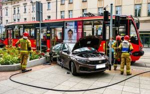 Kolizja tramwaju i samochodu na ul. Warszawskiej w Katowicach (03.06.2024) (5)