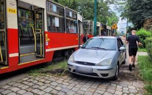 Kolizja tramwaju i osobówki. Kierowca auta uciekł z miejsca wypadku (7)