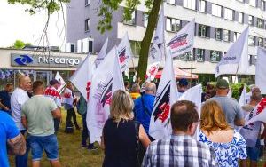 Protest kolejarzy przed siedzibą PKP Cargo w Katowicach (9)