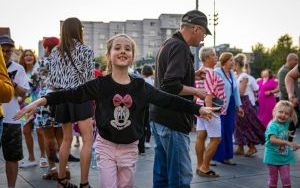 Potańcówka przed Teatrem Śląskim (03.08.2024) (15)