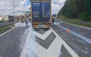 Kolizja na zjeździe z autostrady A4 na DK86. Farba na jezdni [09.08.2024] (2)