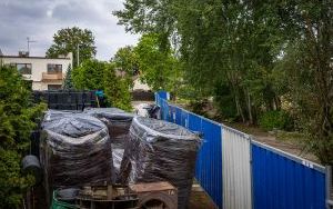 Ciężki sprzęt dewelopera na plantacji borówki w Katowicach (9)