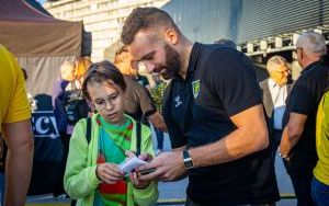 Prezentacja hokejowej i siatkarskiej drużyny GKS-u Katowice na dachu Supersamu (3)