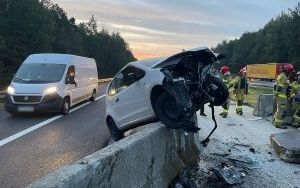 60-letni kierowca wjechał z nadmierną prędkością na betonowe separatory na A4 w Katowicach (5)