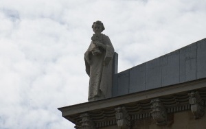 Pierwsze figury na fasadzie archikatedry w Katowicach (2)