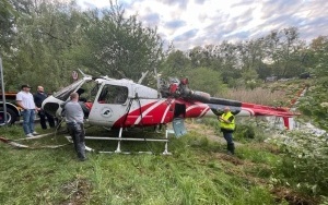 Wyciągnięto śmigłowiec z jeziora w Rogoźniku (1)