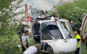 Wyciągnięto śmigłowiec z jeziora w Rogoźniku (2)