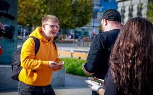 Bayer Landhaus po Kuchennych Rewolucjach częstuje potrawami na rynku w Katowicach (15)