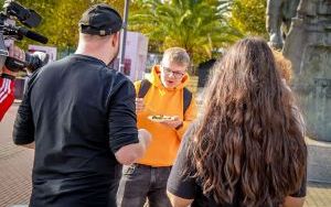 Bayer Landhaus po Kuchennych Rewolucjach częstuje potrawami na rynku w Katowicach (16)