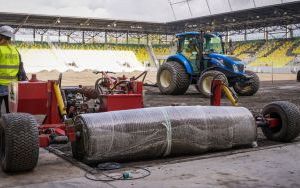 Układanie murawy na stadionie miejskim w Katowicach (7)