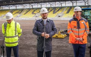 Układanie murawy na stadionie miejskim w Katowicach (5)