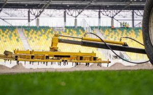 Układanie murawy na stadionie miejskim w Katowicach (20)