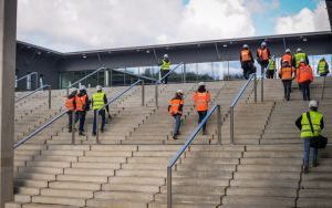 Układanie murawy na stadionie miejskim w Katowicach (16)