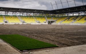 Układanie murawy na stadionie miejskim w Katowicach (1)