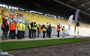 Układanie murawy na stadionie miejskim w Katowicach (1)