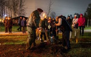 Harcerze z I Szczepu Harcerskiego ZHP zasadzili Dąb im. Oswalda Kozioła (16)