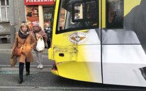 Autobus zderzył się z tramwajem na placu Miarki (1)