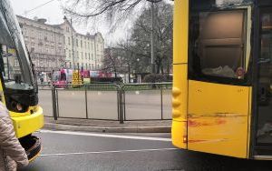 Autobus zderzył się z tramwajem na placu Miarki (2)