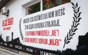 Mural ku pamięci górników z kopalni Wujek przy ul. Pięknej (7)