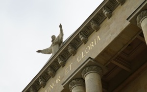 Rzeźba Chrystusa Króla na szczycie fasady archikatedry jest już w pełni widoczna (6)
