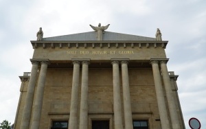 Rzeźba Chrystusa Króla na szczycie fasady archikatedry jest już w pełni widoczna (7)