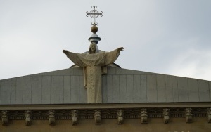 Rzeźba Chrystusa Króla na szczycie fasady archikatedry jest już w pełni widoczna (8)