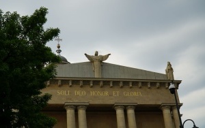 Rzeźba Chrystusa Króla na szczycie fasady archikatedry jest już w pełni widoczna (9)