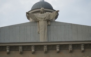 Rzeźba Chrystusa Króla na szczycie fasady archikatedry jest już w pełni widoczna (2)