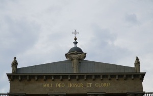 Rzeźba Chrystusa Króla na szczycie fasady archikatedry jest już w pełni widoczna (3)