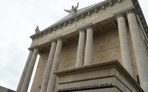 Rzeźba Chrystusa Króla na szczycie fasady archikatedry jest już w pełni widoczna (4)