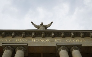 Rzeźba Chrystusa Króla na szczycie fasady archikatedry jest już w pełni widoczna (5)