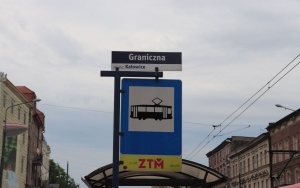 Sklep monopolowy znajduje się zaledwie dwa przystanki tramwajowe od Rynku, gdzie obowiązuje nocna prohibicja