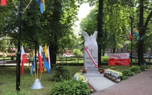 Odsłonięcie pomnika w hołdzie Orląt Lwowskich i zasadzenie dębu papieskiego  (1)