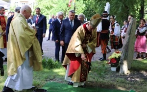 Odsłonięcie pomnika w hołdzie Orląt Lwowskich i zasadzenie dębu papieskiego  (2)