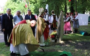 Odsłonięcie pomnika w hołdzie Orląt Lwowskich i zasadzenie dębu papieskiego  (8)