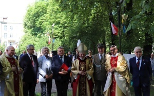 Odsłonięcie pomnika w hołdzie Orląt Lwowskich i zasadzenie dębu papieskiego  (9)