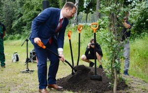 Uroczyste posadzenie pierwszego dębu w ramach Alei Polskiego Dziedzictwa Śląska  (5)