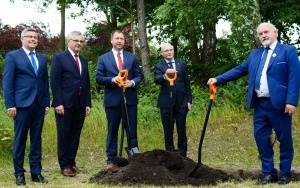 Uroczyste posadzenie pierwszego dębu w ramach Alei Polskiego Dziedzictwa Śląska  (7)