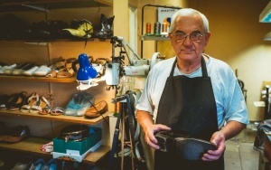 Od ponad 30 lat naprawia buty w katowickim Skarbku. Rozmawiamy z szewcem, Bogusławem Dembińskim (1)