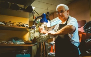 Od ponad 30 lat naprawia buty w katowickim Skarbku. Rozmawiamy z szewcem, Bogusławem Dembińskim (3)
