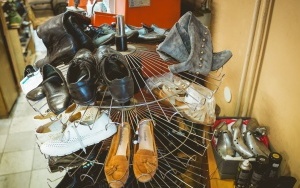 Od ponad 30 lat naprawia buty w katowickim Skarbku. Rozmawiamy z szewcem, Bogusławem Dembińskim (8)