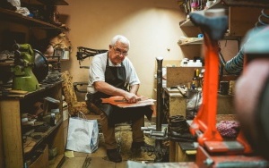 Od ponad 30 lat naprawia buty w katowickim Skarbku. Rozmawiamy z szewcem, Bogusławem Dembińskim (9)