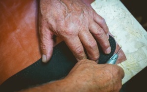 Od ponad 30 lat naprawia buty w katowickim Skarbku. Rozmawiamy z szewcem, Bogusławem Dembińskim (11)