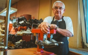 Od ponad 30 lat naprawia buty w katowickim Skarbku. Rozmawiamy z szewcem, Bogusławem Dembińskim (14)
