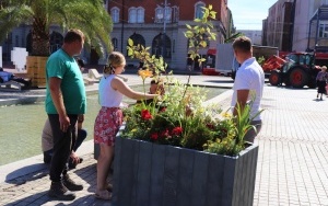 Przywiezienie donic i kwiatków nad Rawę  (5)